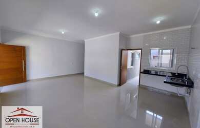 Imagem: A casa possui 3 Dormitórios, 2 Banheiros, 2 Vagas na garagem