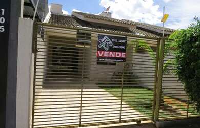 Imagem: A casa possui 3 Dormitórios, 2 Banheiros, 1 Vaga na garagem