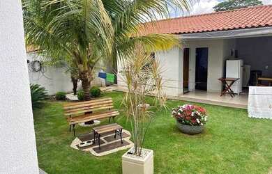 Imagem: A casa possui 3 Dormitórios, 2 Banheiros, 1 Vaga na garagem