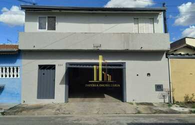 Imagem: A casa possui 3 Dormitórios, 2 Banheiros, 2 Vagas na garagem