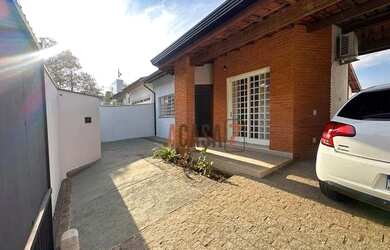 Imagem: A casa possui 3 Dormitórios, 2 Banheiros, 1 Vaga na garagem