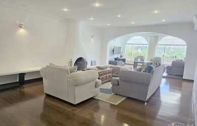 Imagem: A casa em condomínio possui 4 Dormitórios, 5 Banheiros, 390m²