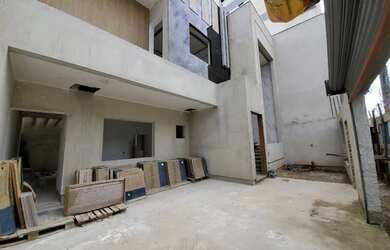 Imagem: A casa possui 1 Dormitório, 4 Banheiros, 2 Vagas na garagem