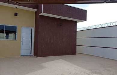 Imagem: A casa possui 3 Dormitórios, 2 Banheiros, 2 Vagas na garagem