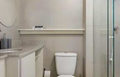 Imagem: O apartamento possui 1 Dormitório, 1 Banheiro, 1 Vaga na garagem