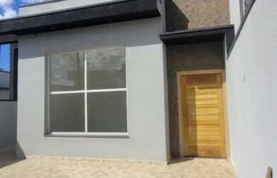 Imagem: A casa possui 3 Dormitórios, 2 Banheiros, 2 Vagas na garagem