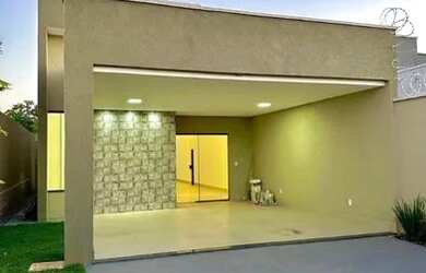 Imagem: A casa possui 3 Dormitórios, 2 Banheiros, 2 Vagas na garagem