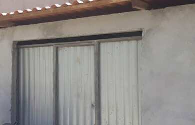 Imagem: A casa possui 1 Dormitório, 1 Banheiro, 1 Vaga na garagem