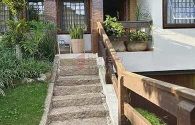 Imagem: A casa possui 3 Dormitórios, 5 Banheiros, 4 Vagas na garagem