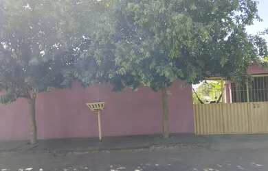 Imagem: A casa possui 3 Dormitórios, 1 Banheiro, 3 Vagas na garagem