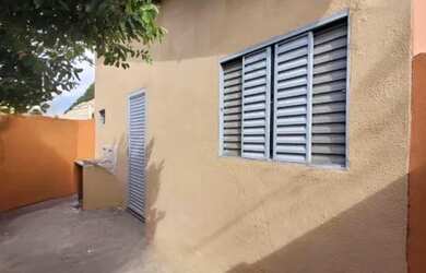 Imagem: A casa possui 2 Dormitórios, 1 Banheiro e está localizado