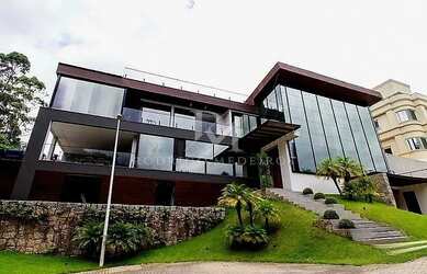 Imagem: A casa em condomínio possui 4 Dormitórios, 5 Banheiros, 2