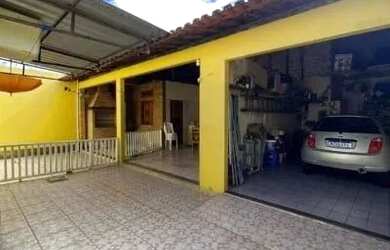 Imagem: A casa possui 3 Dormitórios, 2 Banheiros, 2 Vagas na garagem