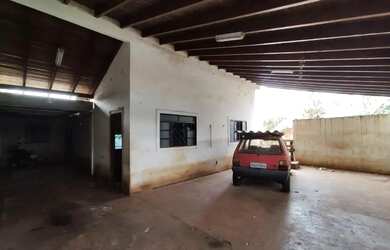 Imagem: A casa possui 3 Dormitórios, 1 Banheiro, 5 Vagas na garagem