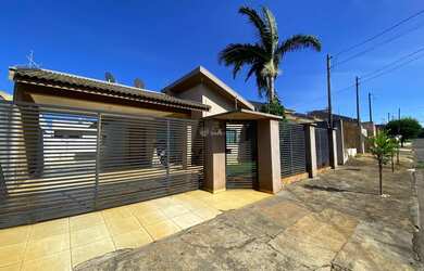 Imagem: A casa possui 3 Dormitórios, 2 Banheiros, 1 Vaga na garagem