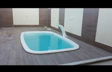 Imagem: A casa possui 4 Dormitórios, Acomodam 12 pessoas, 5 Vagas na