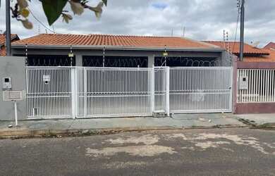 Imagem: A casa possui 2 Dormitórios, 2 Banheiros, 2 Vagas na garagem