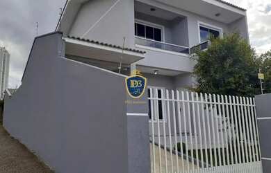 Imagem: A casa possui 3 Dormitórios, 3 Banheiros, 4 Vagas na garagem