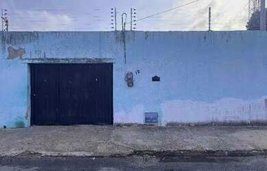 Imagem: A casa possui 2 Dormitórios, 1 Banheiro, 1 Vaga na garagem