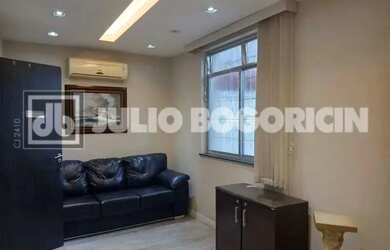 Imagem: A casa possui 5 Dormitórios, 1 Banheiro, 4 Vagas na garagem