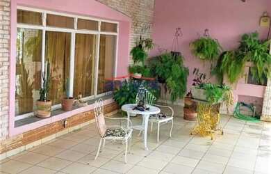 Imagem: A casa possui 3 Dormitórios, 3 Banheiros, 4 Vagas na garagem