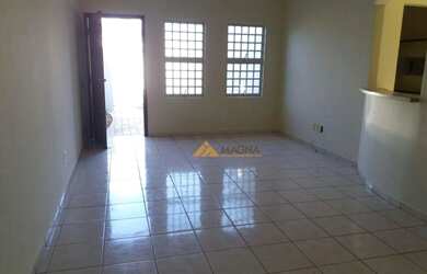 Imagem: A casa possui 3 Dormitórios, 2 Banheiros, 1 Vaga na garagem