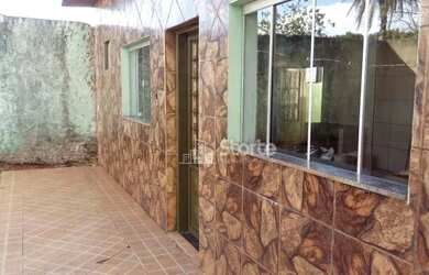 Imagem: A casa possui 3 Dormitórios, 2 Banheiros, 3 Vagas na garagem