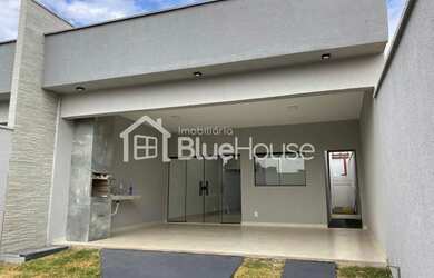 Imagem: A casa possui 3 Dormitórios, 2 Banheiros, 3 Vagas na garagem