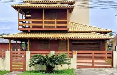 Imagem: A casa possui 4 Dormitórios, 3 Banheiros, 2 Vagas na garagem