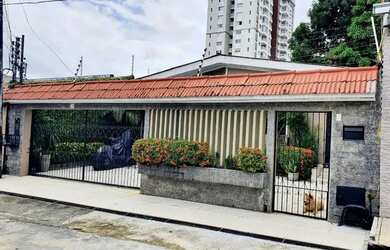 Imagem: A casa possui 3 Dormitórios, 4 Banheiros, 3 Vagas na garagem