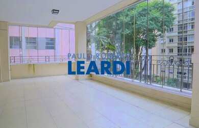 Imagem: O apartamento possui 4 Dormitórios, 5 Banheiros, 4 Vagas na