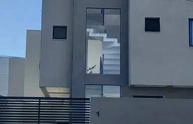 Imagem: A casa possui 3 Dormitórios, 2 Banheiros, 2 Vagas na garagem