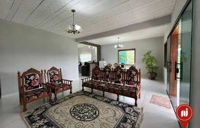 Imagem: A casa possui 5 Dormitórios, 4 Banheiros, 5 Vagas na garagem