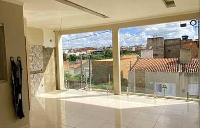 Imagem: A casa possui 3 Dormitórios, 4 Banheiros, 1 Vaga na garagem