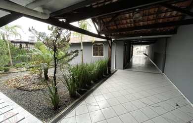 Imagem: A casa possui 5 Dormitórios, 3 Banheiros e 400m² de Área