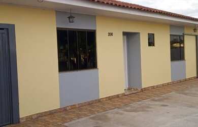 Imagem: A casa possui 3 Dormitórios, 1 Banheiro, 2 Vagas na garagem