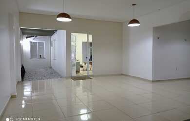 Imagem: A casa possui 3 Dormitórios, 3 Banheiros, 3 Vagas na garagem