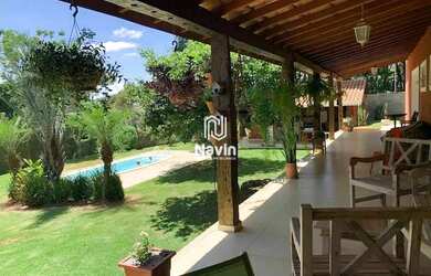 Imagem: A casa possui 4 Dormitórios, 3 Banheiros, 5 Vagas na garagem