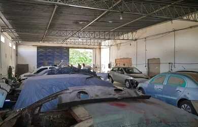 Imagem: O depósito possui 4 Vagas na garagem, 420m² de Área e está