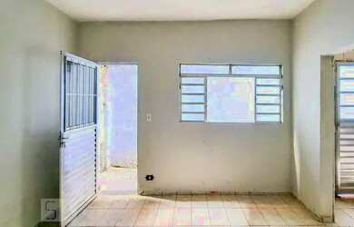 Imagem: A casa possui 3 Dormitórios, 2 Banheiros, 1 Vaga na garagem