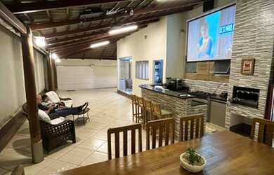 Imagem: A casa possui 3 Dormitórios, 2 Banheiros, 5 Vagas na garagem