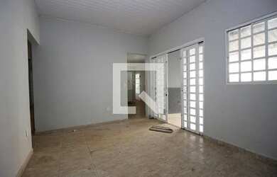 Imagem: A casa possui 3 Dormitórios, 2 Banheiros, 3 Vagas na garagem