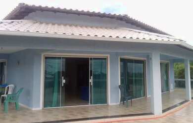 Imagem: A casa possui 2 Dormitórios, 2 Banheiros, 4 Vagas na garagem