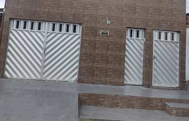 Imagem: A casa possui 3 Dormitórios, 1 Banheiro, 1 Vaga na garagem