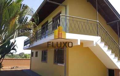 Imagem: A casa possui 4 Dormitórios, 1 Banheiro, 5 Vagas na garagem