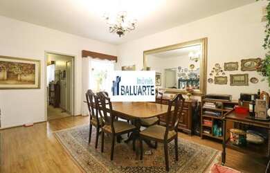 Imagem: A casa possui 3 Dormitórios, 2 Banheiros, 4 Vagas na garagem