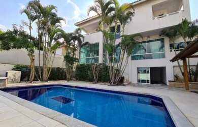 Imagem: A casa possui 4 Dormitórios, 5 Banheiros, 4 Vagas na garagem