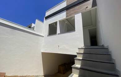 Imagem: A casa possui 3 Dormitórios, 2 Banheiros, 5 Vagas na garagem