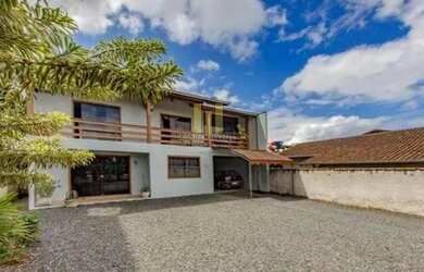 Imagem: A casa possui 4 Dormitórios, 2 Banheiros, 3 Vagas na garagem