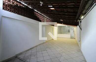 Imagem: A casa possui 4 Dormitórios, 3 Banheiros, 2 Vagas na garagem